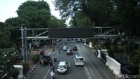 Dalam draft Rancangan Peraturan Daerah (Raperda) Pengendalian Lalu Lintas Secara Elektronik (PPLE), dijelaskan kebijakan ini merupakan pembatasan kendaraan bermotor secara elektronik pada ruas jalan, kawasan, dan waktu tertentu.