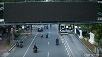 Pertama, memiliki tingkat kepadatan atau perbandingan volume lalu lintas kendaraan bermotor dengan kapasitas jalan pada salah satu jalur jalan sama dengan atau lebih besar dari 0,7 pada jam puncak/sibuk. Kedua, memiliki dua jalur jalan dan setiap jalur memiliki paling sedikit dua lajur. Ketiga, hanya dapat dilalui kendaraan bermotor dengan kecepatan rata-rata kurang dari 30 km/jam pada jam puncak. Keempat, tersedia jaringan dan pelayanan angkutan umum dalam trayek yang sesuai dengan standar pelayanan minimal dan ketentuan peraturan perundang-undangan.