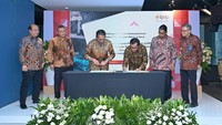 Direktur Utama SIG, Donny Arsal (ketiga kanan) dan Direktur Utama LPDP, Andin Hadiyanto (ketiga kiri) menandatangani Nota Kesepahaman kerja sama pendanaan riset untuk mendukung aktivitas penelitian dan pengembangan sparepart pabrik milik SIG, di Jakarta. 