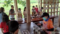 Teh Oolong yang ditanam di Singha Park telah komoditi yang terkenal di dunia. Di sini juga ada tempat untuk mencicipi teh dan meraciknya secara langsung.