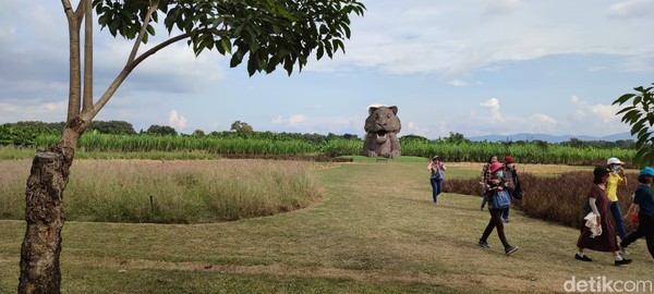 Di Singha Park Thailand terdapat beberapa patung di tengah ladang. Ada berbagai tanaman di sini, seperti karet sampai tebu. Di Singha Park Thailand terdapat beberapa patung di tengah ladang. Ada berbagai tanaman di sini, seperti karet sampai tebu.