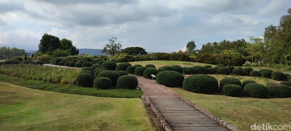 Sebelum bernama Boon Rawd Farm, Singha Park dulunya adalah pertanian yang dikelola keluarga, dimiliki oleh Boon Rawd Brewery. Keluarga pendiri memproduksi Singha Beer, bir terkenal dari Thailand.