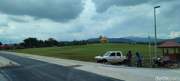 Di depan Singha Park terdapat patung singa yang cukup besar dengan tinggi hampir 10 meter. Patung singa ini dicat warna emas dan menjadi objek foto para pengunjung. Di depan Singha Park terdapat patung singa yang cukup besar dengan tinggi hampir 10 meter. Patung singa ini dicat warna emas dan menjadi objek foto para pengunjung.