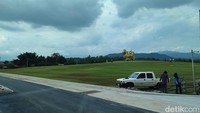 Di depan Singha Park terdapat patung singa yang cukup besar dengan tinggi hampir 10 meter. Patung singa ini dicat warna emas dan menjadi objek foto para pengunjung.