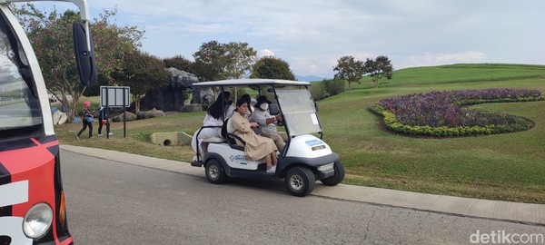 Jika ingin berkeliling ke seluruh taman, Singha Park Thailand menyediakan club car dengan rentang harga dewasa sebesar 100 baht dan anak-anak 50 baht. Jika ingin berkeliling ke seluruh taman, Singha Park Thailand menyediakan club car dengan rentang harga dewasa sebesar 100 baht dan anak-anak 50 baht.