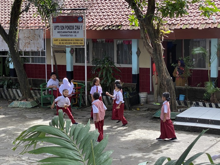 Siswa kembali bersekolah di SDN Pocin 1 Depok.