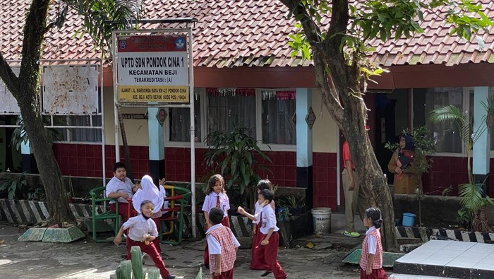 Siswa kembali bersekolah di SDN Pocin 1 Depok.