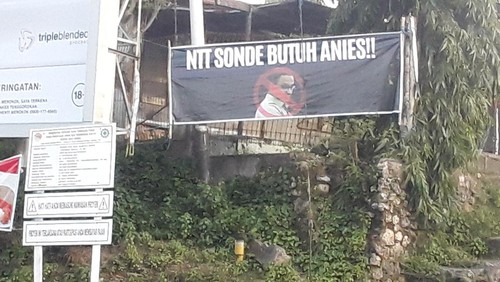 Spanduk bernada penolakan terhadap Anies Baswedan terpasang di pertigaan Jalan HR Koroh Kupang.
