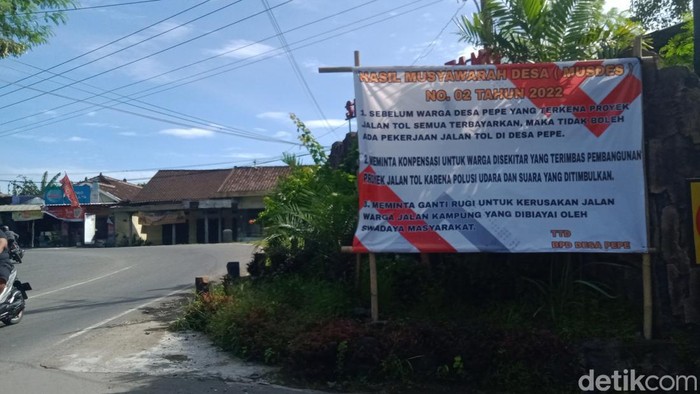 Spanduk penolakan pengerjaan proyek Jalan Tol Solo-Jogja di Ngawen, Klaten, Senin (9/1/2023).