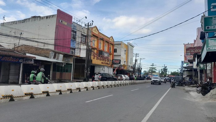Suasana arus lalu lintas di Jalan Karya Wisata dan Jalan AH Nasution (Nizar Aldi/detikSumut)