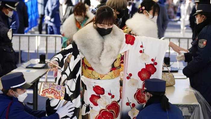 Suka Cita Gadis-gadis di Jepang Rayakan Hari Kedewasaan Kimono-clad women celebrating turning 20 years old, participating in an official ceremony, used to be called a Coming-of-Age ceremony, take a selfie Monday, Jan. 9, 2023, in Yokohama near Tokyo. Held annually on the second Monday of January, local municipal celebrate for Japan's young adults. Japan lowered the age of adulthood from twenty years old to 18 years old in 2022. (AP Photo/Eugene Hoshiko)