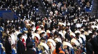 Dengan mengenakan pakaian tradisional, kimono, para gadis tersebut bersiap untuk mengikuti upacara menyambut Hari Kedewasaan di sejumlah daerah di Jepang, seperti Tokyo dan juga Yokohama.  