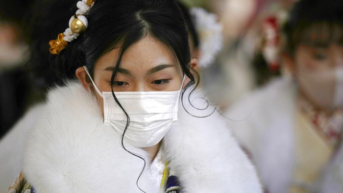 Suka Cita Gadis-gadis di Jepang Rayakan Hari Kedewasaan Kimono-clad women celebrating turning 20 years old take a video before participating in an official ceremony, used to be called a Coming-of-Age ceremony, Monday, Jan. 9, 2023, in Yokohama near Tokyo. Held annually on the second Monday of January, local municipalities celebrate Japan's young adults. Japan lowered the age of adulthood from 20 years old to 18 years old in 2022. (AP Photo/Eugene Hoshiko)