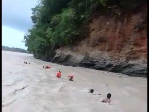 Tangkapan layar video yang menunjukan sejumlah warga menyebrang sungai Taen di Kecamatan Amfoang Barat Daya, Kabupaten Kupang, NTT (Ist).