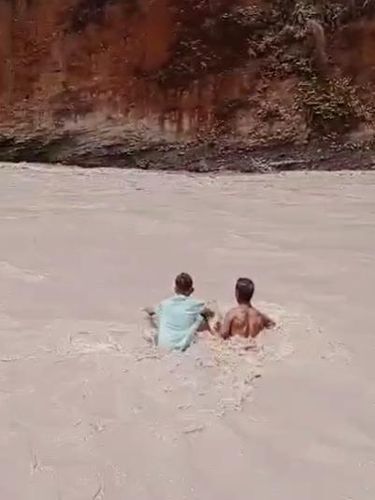 Tangkapan layar video yang menunjukan warga menyebrang sungai Taen di Kecamatan Amfoang Barat Daya, Kabupaten Kupang, NTT (Ist).