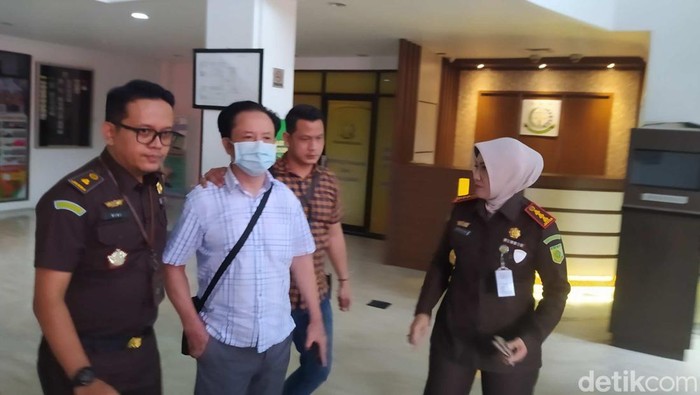 Terpidana Wen Hai Guan saat dibawa menuju mobil tahanan Kejari Batam, Senin (9/1).(Alamudin Hamapu/detikSumut)