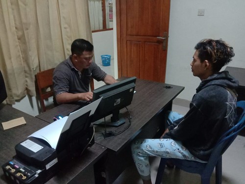 Tersangka Gede Tila Ariasa (24) saat dimintai keterangan oleh penyidik di Polres Buleleng.