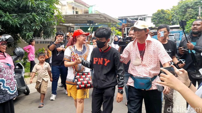 Tiko (23) putra Bu Eny tengah mempertimbangkan tawaran pekerjaan dari figur publik Ashanty hingga pengusaha. Tiko pun cuti menjadi satpam kompleks. (Ilham Oktafian/detikcom)