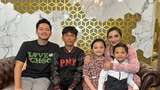 Kisah Tiko Rawat Ibu di Rumah Mewah Tanpa Listrik-Air Menyentuh Hati Para Artis