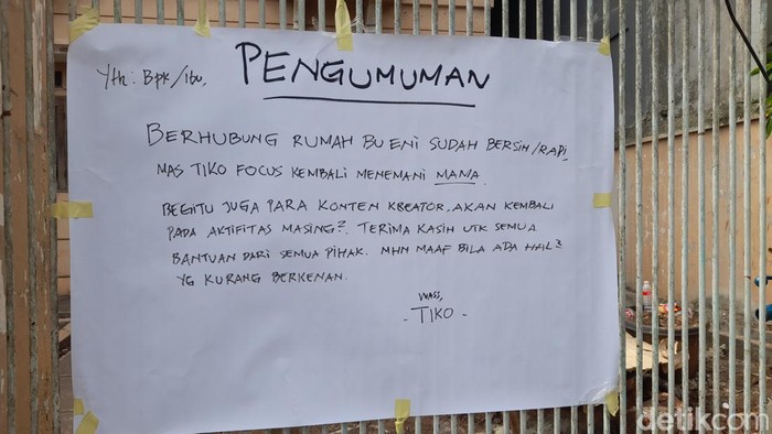Tiko memasang pesan khusus yang ditempel di gerbang rumah mewah yang ditinggalinya bersama ibunda, Eny. Pesan itu sengaja dipasang Tiko. (Ilham Oktafian/detikcom)