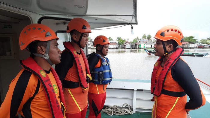 Tim SAR dikerahkan cari penumpang lompat dari kapal.