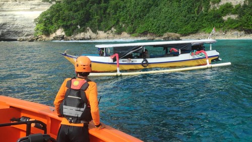 Tim SAR gabungan menyisir perairan Nusa Penida mencari dua turis terseret ombak di Diamond Beach.