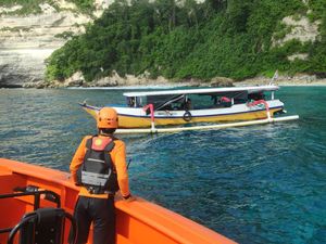 Catat! Mulai Hari Ini Turis Dilarang Berenang di 3 Pantai Nusa Penida