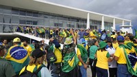 Lula diketahui menang tipis dengan skor 50,9 persen berbanding 49,1 persen dalam pemilihan Presiden Brasil. Bolsonaro yang berangkat ke negara bagian Florida AS pada hari kedua hingga terakhir masa jabatannya, menuduh dia adalah korban konspirasi terhadapnya oleh otoritas pemilu Brasil.