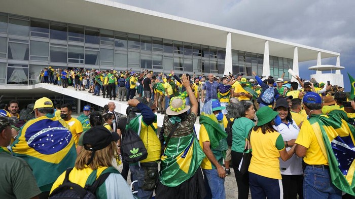 Protesters, supporters of Brazils former President Jair Bolsonaro, storm the the National Congress building in Brasilia, Brazil, Sunday, Jan. 8, 2023. (AP Photo/Eraldo Peres)