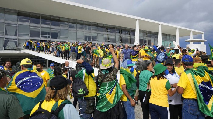 Tolak Hasil Pemilu, Ribuan Warga Brasil Duduki Istana Presiden Protesters, supporters of Brazil's former President Jair Bolsonaro, storm the the National Congress building in Brasilia, Brazil, Sunday, Jan. 8, 2023. (AP Photo/Eraldo Peres)