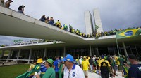 Ribuan pendukung mantan Presiden Brasil Jair Bolsonaro menerobos barikade polisi dan menyerbu gedung kongres istana kepresidenan dan Mahkamah Agung.   