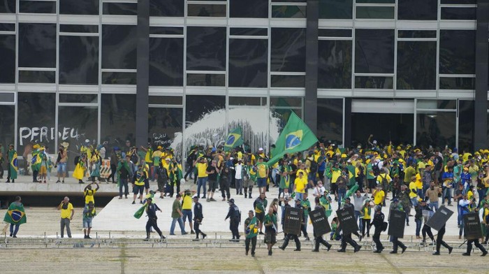 Protesters, supporters of Brazils former President Jair Bolsonaro, storm the the National Congress building in Brasilia, Brazil, Sunday, Jan. 8, 2023. (AP Photo/Eraldo Peres)