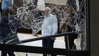 Presiden terpilih Brasil Luiz Inacio Lula da Silva berjalan di Istana Planalto setelah diserbu oleh pendukung mantan Presiden Brasil Jair Bolsonaro di Brasilia, Brasil, Minggu (8/1/2023).  