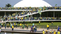 Dilansir AFP, Senin (9/1/2023), lautan pengunjuk rasa yang mengenakan bendera hijau dan kuning membanjiri kursi kekuasaan di Brasilia, menyerbu ke gedung kongres dan memanjat atap gedung ikonik itu untuk membentangkan spanduk dengan seruan kepada militer Brasil bertuliskan Intervensi.  