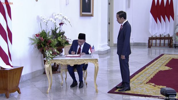 Upacara Penyambutan Kunjungan Resmi Perdana Menteri Malaysia, Istana Bogor, Senin (9/1/2023). (Tangkapan layar Youtube Setpres RI)