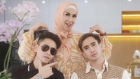 Momen hangat Verrel Bramasta, Athalla Naufal, dan Venna Melinda ketika makan bersama di rumah. Ini kedekatan Venna dan dua putranya. Foto: Instagram @vennamelindareal
