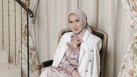 Venna Melinda, aktris senior sekaligus ibu dari Verrel Bramasta dan Athalla Naufal. Dikabarkan mengalami KDRT oleh sang suami, Ferry Irawan. Foto: Instagram @vennamelindareal