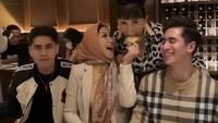 Momen kuliner Venna Melinda sering diunggah ke Instagram. Ada beberapa momen kuliner dengan kedua anaknya. Begini kompaknya mereka! Foto: Instagram @vennamelindareal