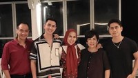 Selebriti berusia 50 tahun ini juga pernah mengajak kedua anak dan sang suami makan bersama. Ini momen mereka saat makan di sebuah restoran mewah. Foto: Instagram @vennamelindareal