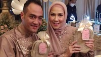 Pasangan suami istri ini juga pernah tampil mesra ketika menghadiri resepsi pernikahan. Keduanya tampak menikmati hidangan yang disajikan. Foto: Instagram @vennamelindareal