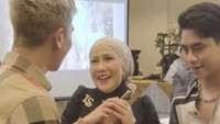 Verrel dan Athalla tampak kompak ketika memberi kejutan untuk sang ibunda. Keduanya memberikan Venna Melinda cake cokelat. Foto: Instagram @vennamelindareal