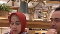 Momen makan Venna Melinda dan Ferry Irawan juga pernah terlihat ketika berada di sebuah restoran. Mereka tampak menikmati salad. Foto: Instagram @vennamelindareal