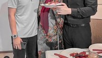 Venna Melinda tampak bahagia ketika makan bersama kedua anaknya. Mereka tampak menikmati cake. Foto: Instagram @vennamelindareal
