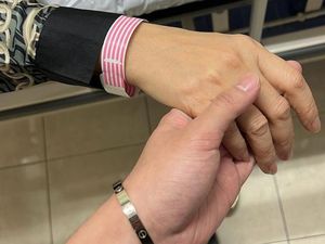 Genggaman Erat Athalla Naufal untuk Venna Melinda yang Terbaring di RS
