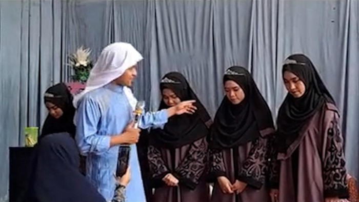 Viral di media sosial acara khitbah atau perjodohan antara santri dengan santriwati yang dilakukan secara massal. Diketahui kegiatan tersebut sudah menjadi tradisi.