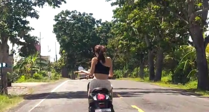 Vidio viral bule berkendara tanpa menggunakan helm dan berjoget di Jalan Denpasar-Gilimanuk, Desa Penyaringan, Kecamatan Mendoyo, Minggu (8/1/2023).