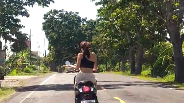 Viral Video Bule Naik Motor Berjoget Vidio viral bule berkendara tanpa menggunakan helm dan berjoget di Jalan Denpasar-Gilimanuk, Desa Penyaringan, Kecamatan Mendoyo, Minggu (8/1/2023).