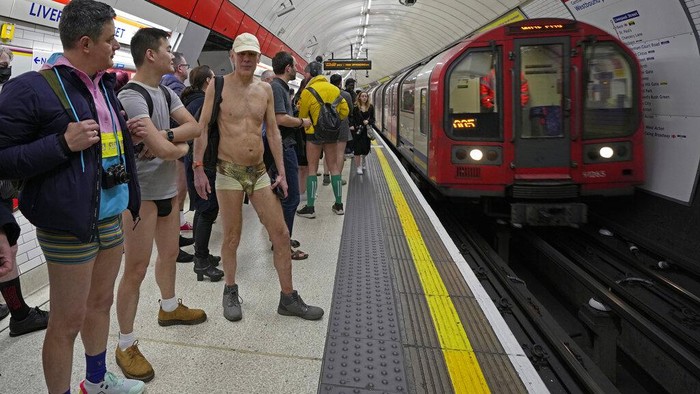 Waduh, Warga London Serempak Naik Kereta Tanpa Celana People wait for a tube on a platform as they take part in the annual event