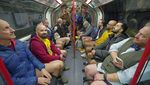 Waduh, Warga London Serempak Naik Kereta Tanpa Celana