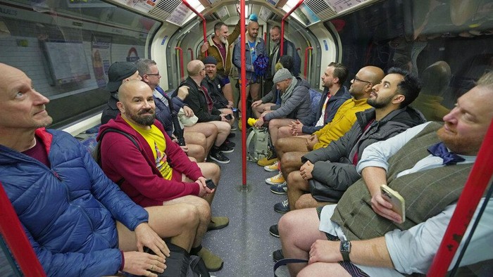 Waduh, Warga London Serempak Naik Kereta Tanpa Celana People wait for a tube on a platform as they take part in the annual event